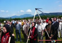 Comemorare cu furci şi coase printre politicienii veniţi la Câmpia Soarelui