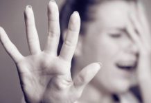 Femeie agresată de soț într-un autoturism