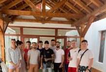 Ei sunt cei 10 voluntari ce au tuns nu mai puțin de 57 de bătrâni