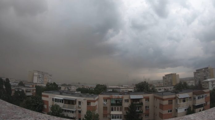 O nouă alertă meteo: cod portocaliu de ploi torențiale și vijelii în șase județe. Capitala și alte 17 județe se află sub cod galben