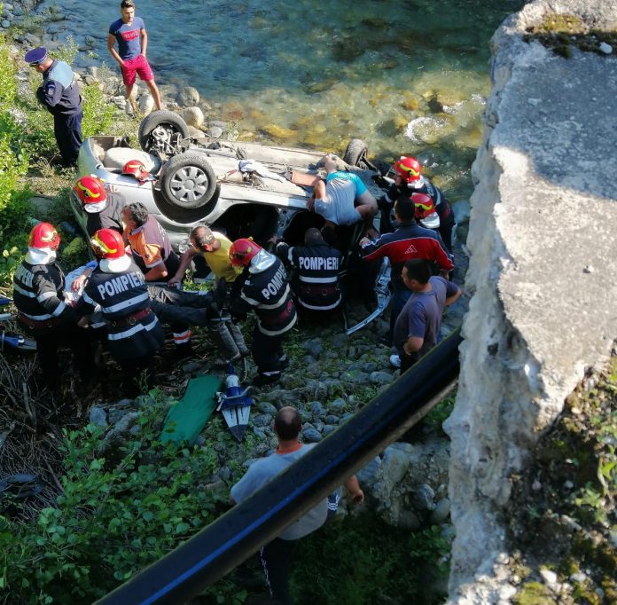 Accident grav în Gorj. Trei oameni au murit, după ce mașina lor a căzut în râu