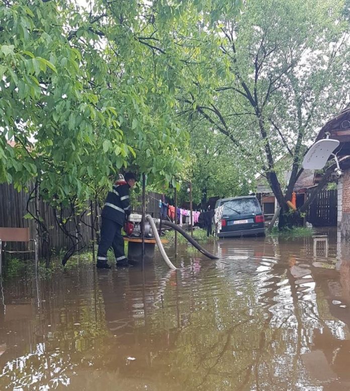 Zeci de gospodării inundate la Târgu Jiu în această dimineaţă