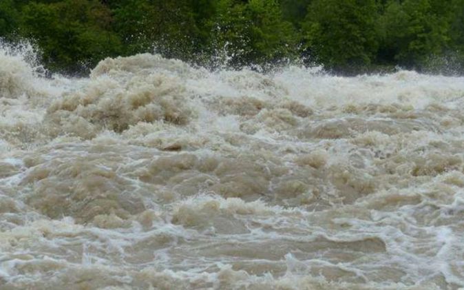 Cod portocaliu de inundaţii pe râuri din 23 de judeţe, în acest weekend