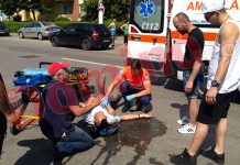 FOTO: Un tânăr a leșinat din cauza căldurii în fața Liceului Sportiv din Târgu Jiu