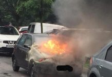 Mașină în flăcări lângă Prefectura Gorj