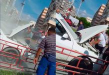 VIDEO | O mașină a luat foc în centrul municipiului Târgu-Jiu! Zece bărbați au sărit să stingă flacăra de la motor