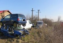 Dezmembrau mașini pe malul râului Tismana