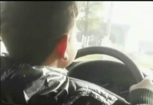 Un minor de 15 ani a intrat cu mașina într-un stâlp