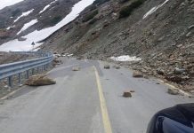 Cad pietre pe Transalpina! Drumul este verificat zilnic
