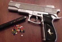 Amendați de polițiștii locali după ce au tras în trecători cu pistoale de jucărie cu bile