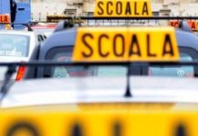 Instructor auto, prins beat în trafic, în timpul serviciului