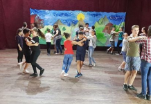 Școala de vară, la Novaci. Tinerii pot studia teatru, limbi străine pentru cei mici, club de lectură, pictură pe față, jurnalism, cusături populare sau design vestimentar