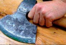 Și-a lovit soția în cap cu un topor