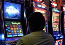 A jucat la ”păcănele” apoi le-a lovit până le-a distrus