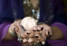 A păcălit o tânără din Cărbunești că îi ghicește viitorul și i-a furat bijuteriile!