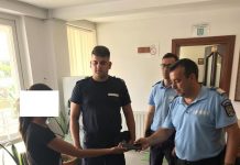 Telefon găsit de jandarmi în parc, înapoiat proprietarei