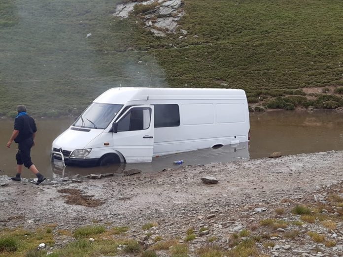 Gorj: Turiști blocați în zona Transalpina, pe un drum forestier