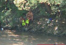 Turişti bucureşteni veniţi să facă rafting pe Jiu doar în chiloţi şi veste