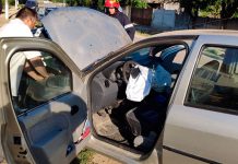 O șoferiță începătoare a intrat cu mașina într-un cap de pod, la Crușeț