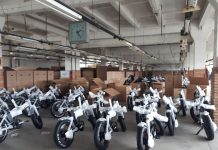 Expoziție de biciclete electrice în centrul orașului Târgu Jiu