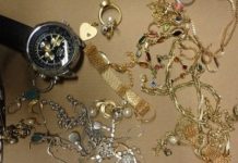 Prinși în flagrant în timp ce furau bijuterii din aur