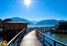 Prima stațiune EXOTICĂ din România se află în județul vecin! Satul PLUTITOR din Severin un loc de BASM!