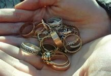 A vrut ”să-i ghicească viitorul” și i-a furat bijuteriile