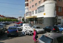 O altă mașină ”împodobită” cu hârtie igienică