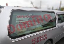 FOTO. Firma de pompe funebre a Mitropoliei Olteniei transportă mâncare cu mașina cu care sunt cărați morții