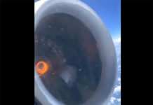 Clipe de coşmar: Pasagerii unui avion spun rugăciuni şi încearcă să ia legătura cu cei dragi, după ce motorul aeronavei s-a defectat