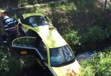 Taxi căzut într-un canal de colectare a apei pluviale. Două persoane au fost rănite