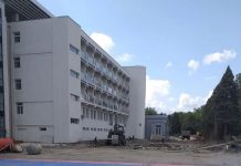 Terenul de baschet al CS Pandurii, distrus în timpul lucrărilor de la stadion! S-a trecut cu utilajele peste construcția care rezistase un deceniu