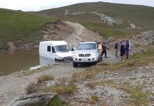 Grup de turiști blocați cu microbuzul pe Transalpina