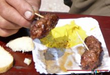 Micii şi berea blochează bulevardul din faţa Primăriei