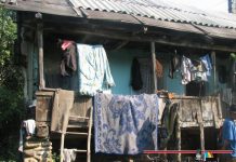 Munceşte cu ziua pentru a-şi renova casa