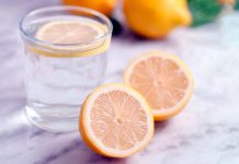 Vezi la ce te ajută consumul de apă cu lămâie înainte de somn