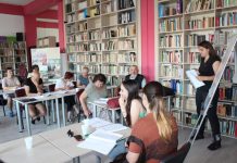 Învață limba engleză la pensie. Cursurile sunt predate de elevi și studenți