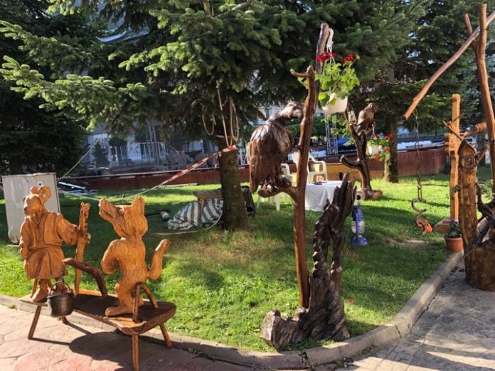 Un meșter de la Târgul meșterilor populari cioplește sculpturi cu securea