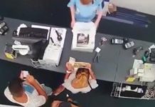 A furat un telefon mobil de pe tejgheaua unui magazin