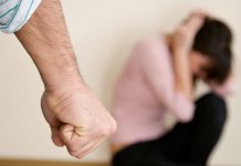 Trei gorjence, snopite în bătaie de bărbații lângă care trăiesc