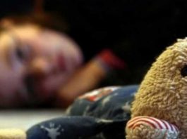 Bărbat arestat pentru că s-a masturbat în faţa fiicei sale de opt ani şi nu a respectat obligaţiile controlului judiciar