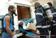 Cadavru în putrefacţie coborât la parter de pompieri cu masca pe figură