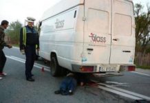 Un pensionar a murit strivit de roţile unui microbuz