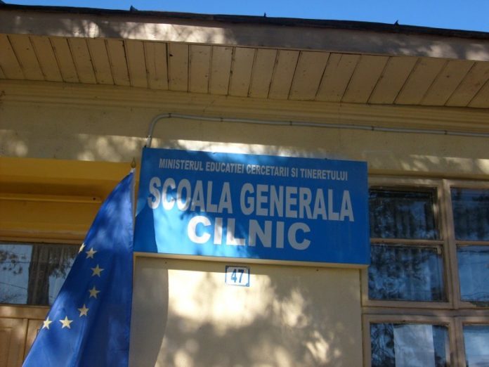 Tavanul unei școli din Gorj s-a prăbușit, în timp ce copiii erau în pauză. Director: „Putea să fie și altceva, dar Doamne-ajută că nu a fost”