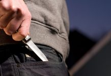 Un minor de 16 ani a înjunghiat în plină stradă un prieten