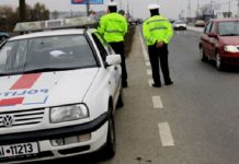 Amendat și cu mașina luată după ce a fost prins că transporta persoane ilegal