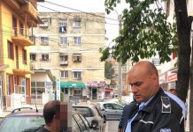 Consumau băuturi alcoolice în fața sediului Poliției Locale Târgu Jiu http://feedproxy.google.com/