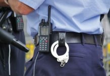 Scandalagiul din Gorj a distrus mașina poliției cu furca și i-a amenințat pe polițiști. Nimic nu stătea în calea lui. Autoritățile au luat arma și l-au împușcat. Trei gloanțe l-au nimerit 16