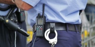 Scandalagiul din Gorj a distrus mașina poliției cu furca și i-a amenințat pe polițiști. Nimic nu stătea în calea lui. Autoritățile au luat arma și l-au împușcat. Trei gloanțe l-au nimerit 16