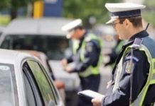 Polițiștii de la rutieră, dotați cu camere video. Aparatura a fost luată cu bani din propriul buzunar
